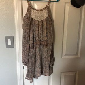 Patterned dress with sleeves